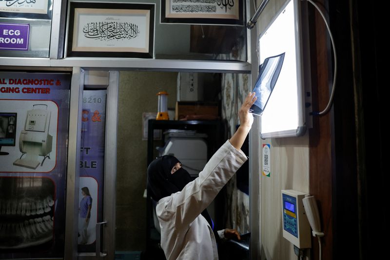 Health Rounds: Fake X-rays created by AI fool radiologists and even AI itself-