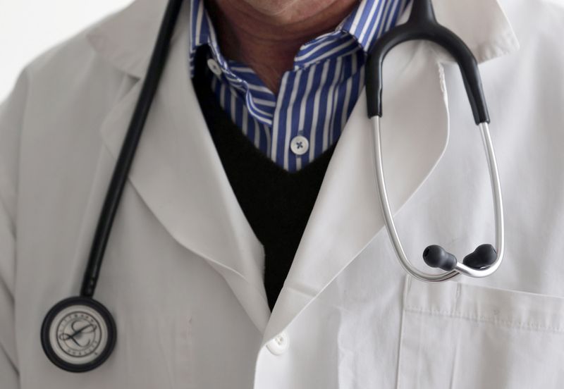 Surgery to cure early-stage lung cancer appears safe even over age 80-